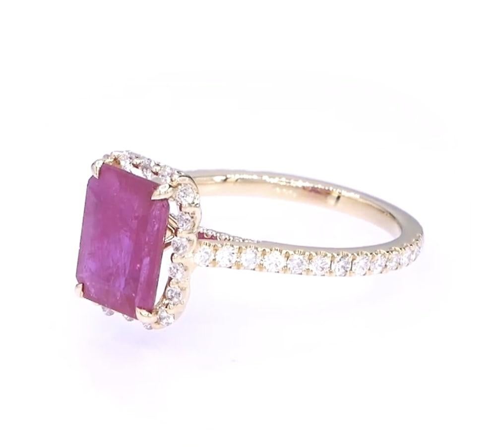 Anello aureolato classico con rubino taglio smeraldo da 2,39 carati in vendita 2