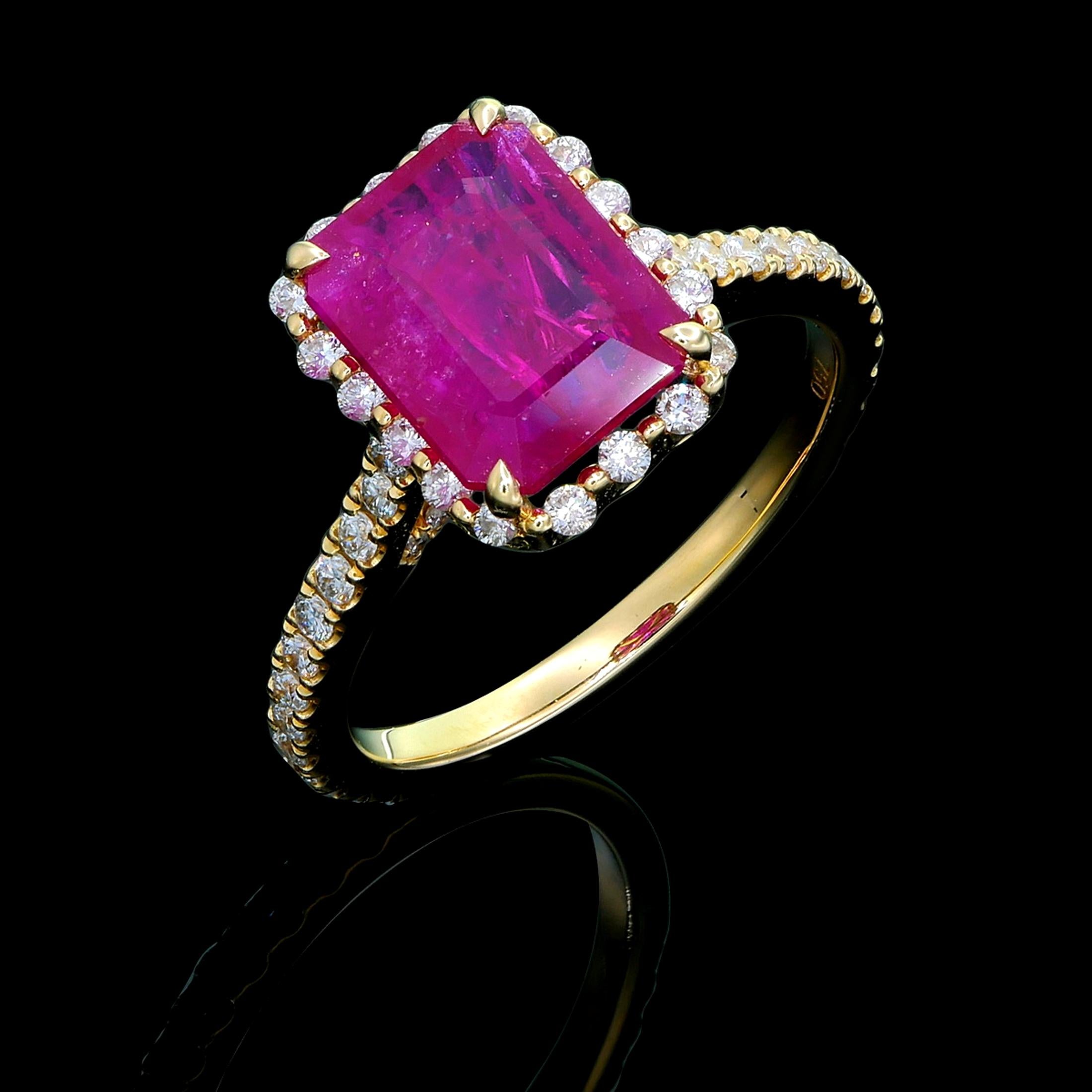 Anello aureolato classico con rubino taglio smeraldo da 2,39 carati in vendita 3