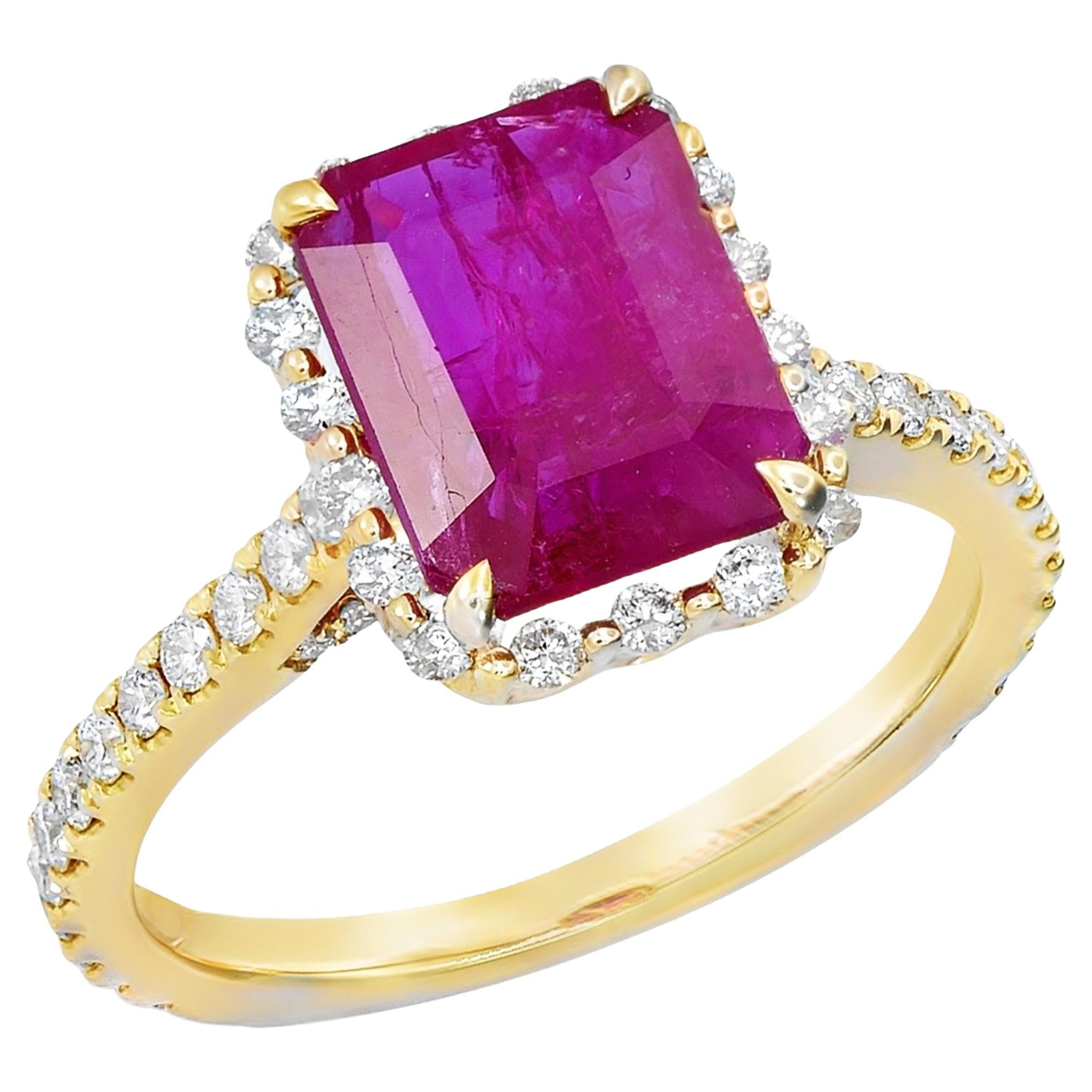 Bague halo classique en rubis taille émeraude 2,39 carats