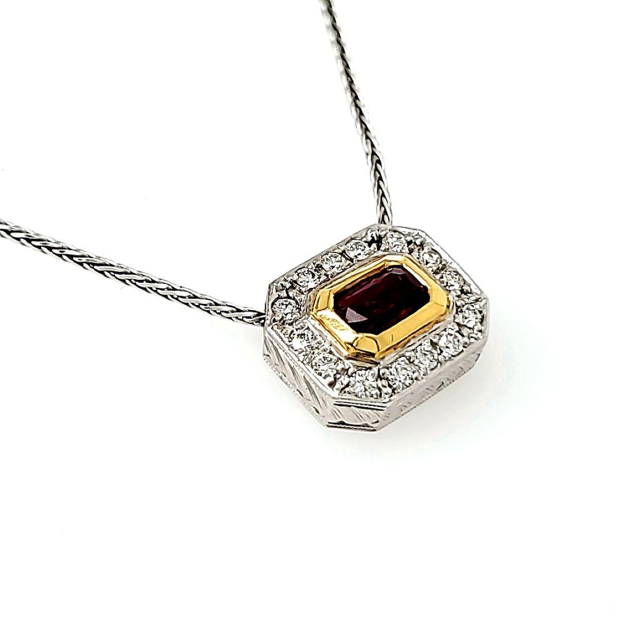 Voici un baiser de passion sur votre décolleté.

Le centre est constitué d'un rubis émeraude du Sri Lanka pesant 0,97 carats, serti dans de l'or jaune radieux, et entouré de 14 diamants ronds éblouissants d'une valeur totale d'environ 0,28