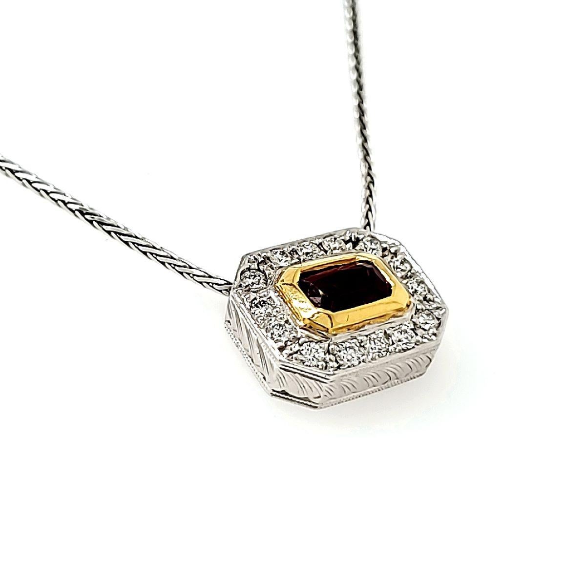 Contemporaneo Collana con rubino taglio smeraldo 0,97 carati e ciondolo rotondo con diamante in vendita