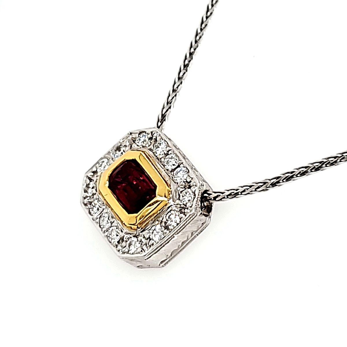 Taglio rotondo Collana con rubino taglio smeraldo 0,97 carati e ciondolo rotondo con diamante in vendita