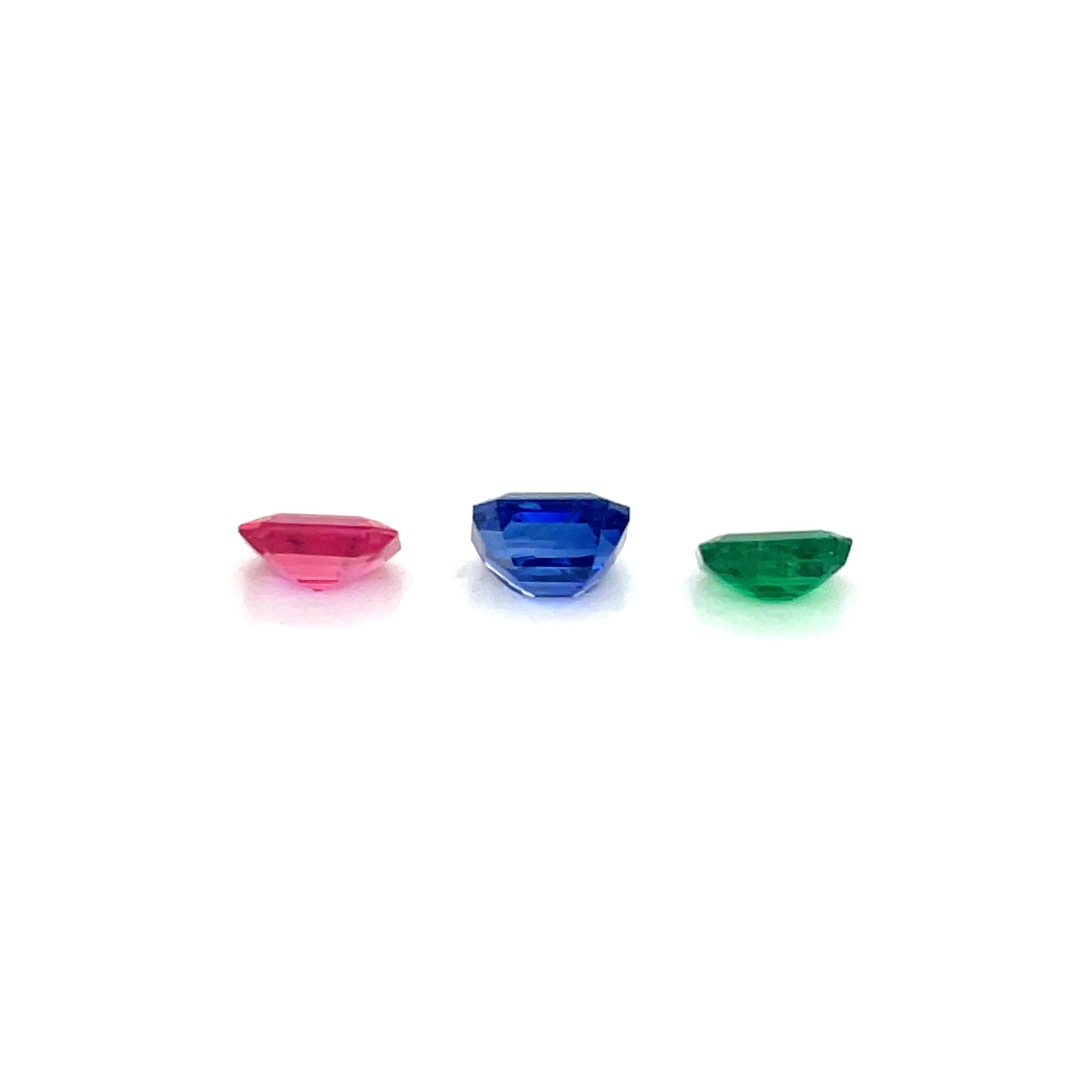 Mit einem Gesamtgewicht von 4,39 Karat umfasst dieses prächtige Set einen wunderschönen blauen Saphir von 2,16 Karat, einen Smaragd von 0,92 Karat und einen Rubin von 1,31 Karat, alle perfekt im Smaragdschliff geschliffen.

Jeder Edelstein in diesem