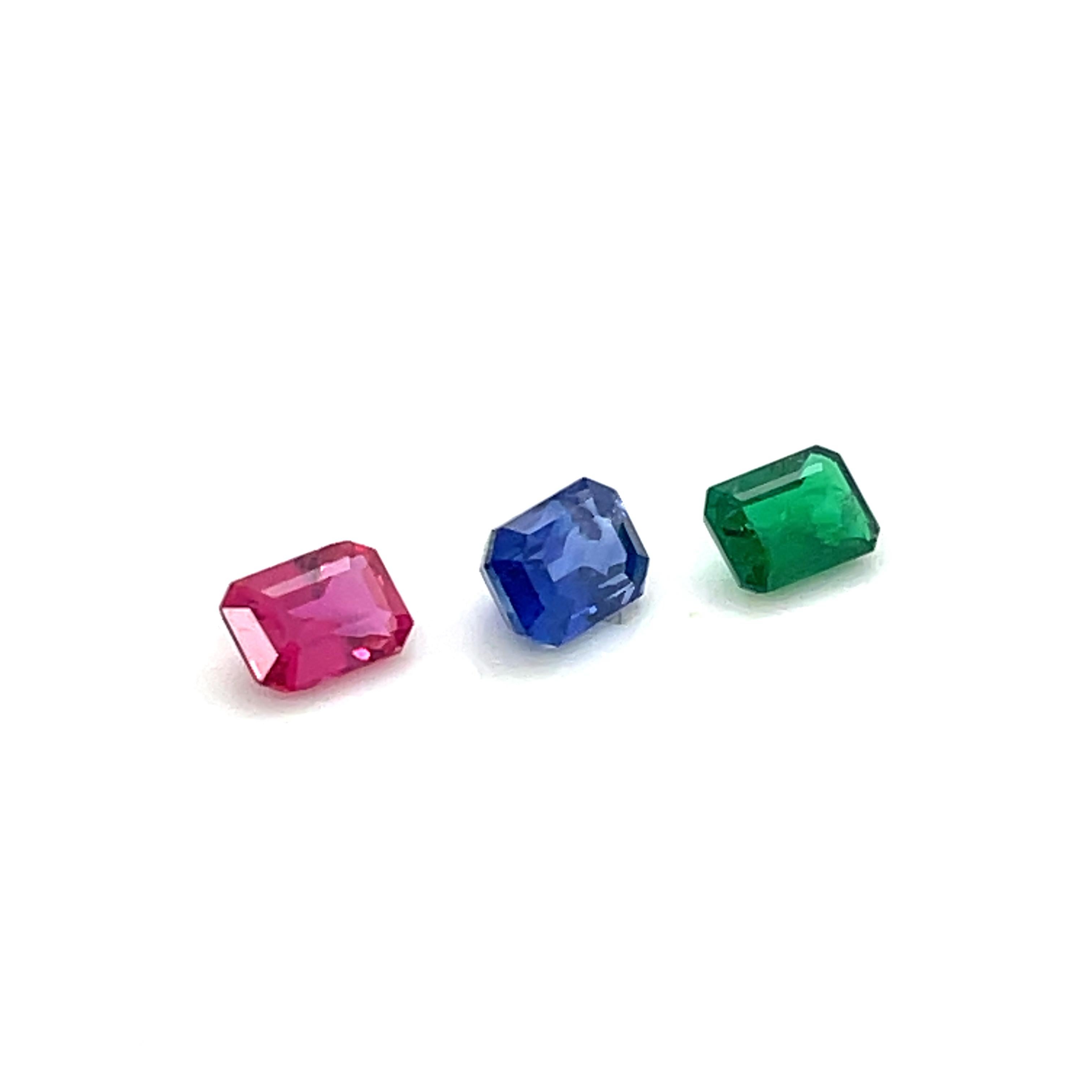 Contemporain Rubis taille émeraude Cts 1,31 et saphir bleu Cts 2,16 et émeraude Cts 0,92  en vente