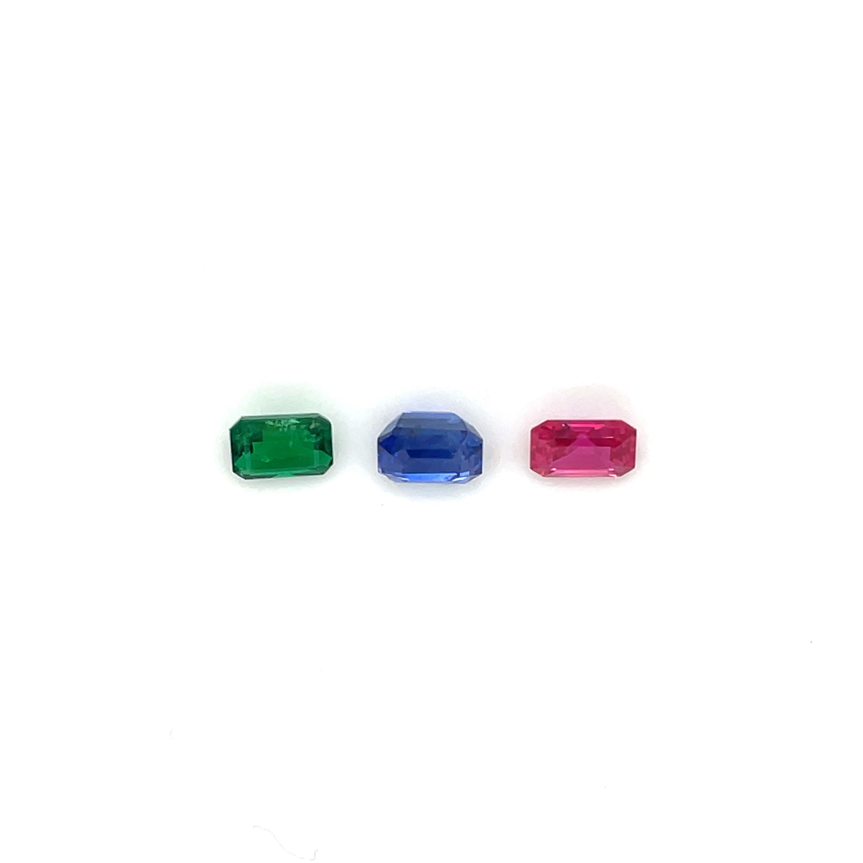 Rubis taille émeraude Cts 1,31 et saphir bleu Cts 2,16 et émeraude Cts 0,92  Unisexe en vente