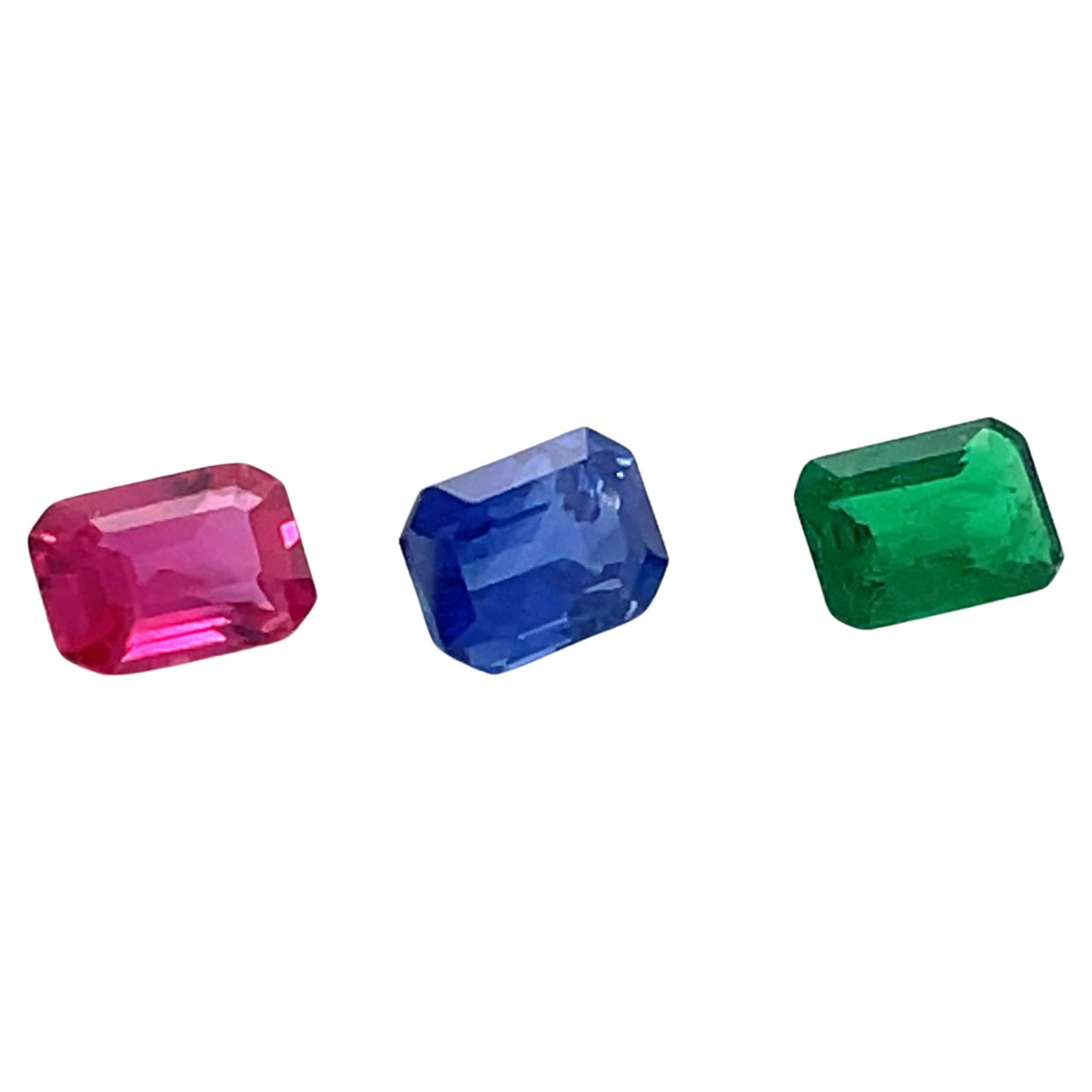 Rubis taille émeraude Cts 1,31 et saphir bleu Cts 2,16 et émeraude Cts 0,92  en vente