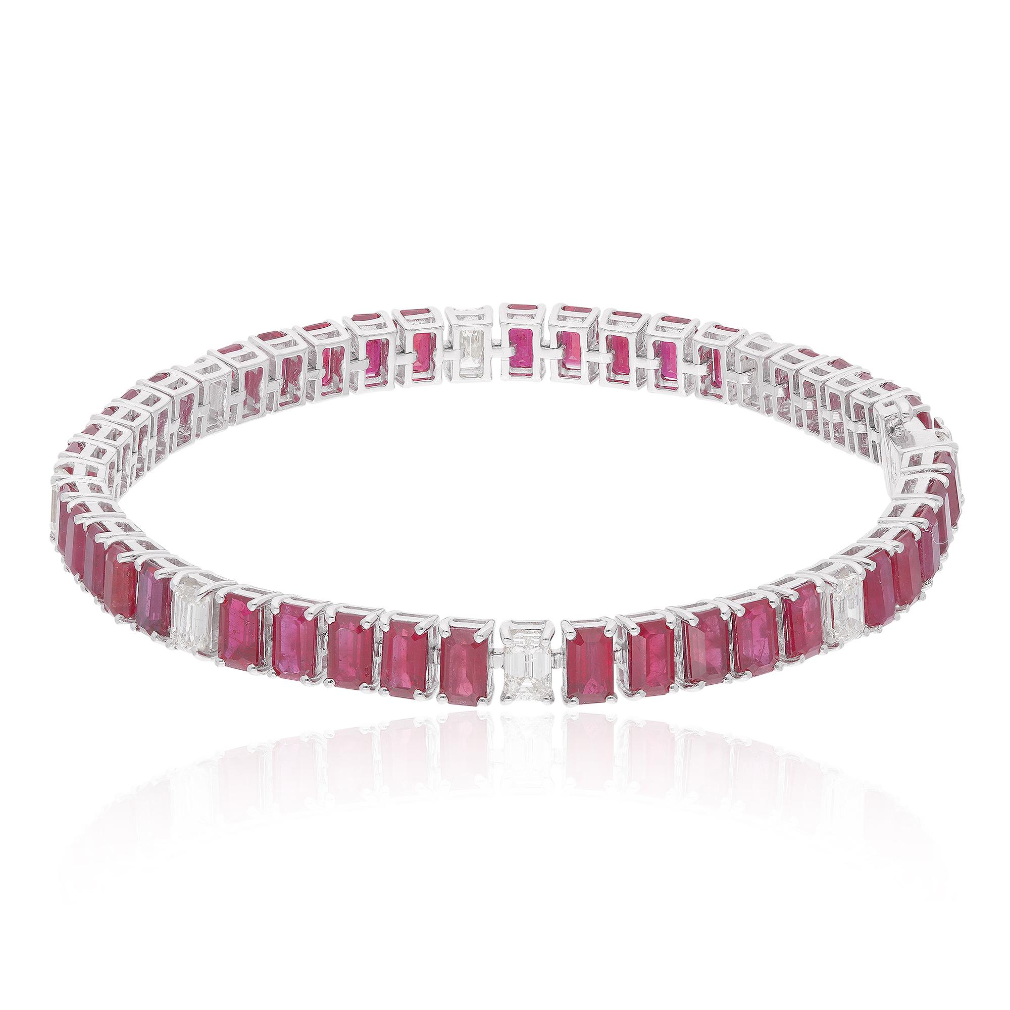 Gönnen Sie sich die zeitlose Anziehungskraft luxuriöser Handwerkskunst und fesselnder Eleganz mit unserem exquisiten Smaragdschliff-Rubin-Diamant-Armband. In sorgfältiger Handarbeit und mit viel Liebe zum Detail gefertigt, ist dieses atemberaubende