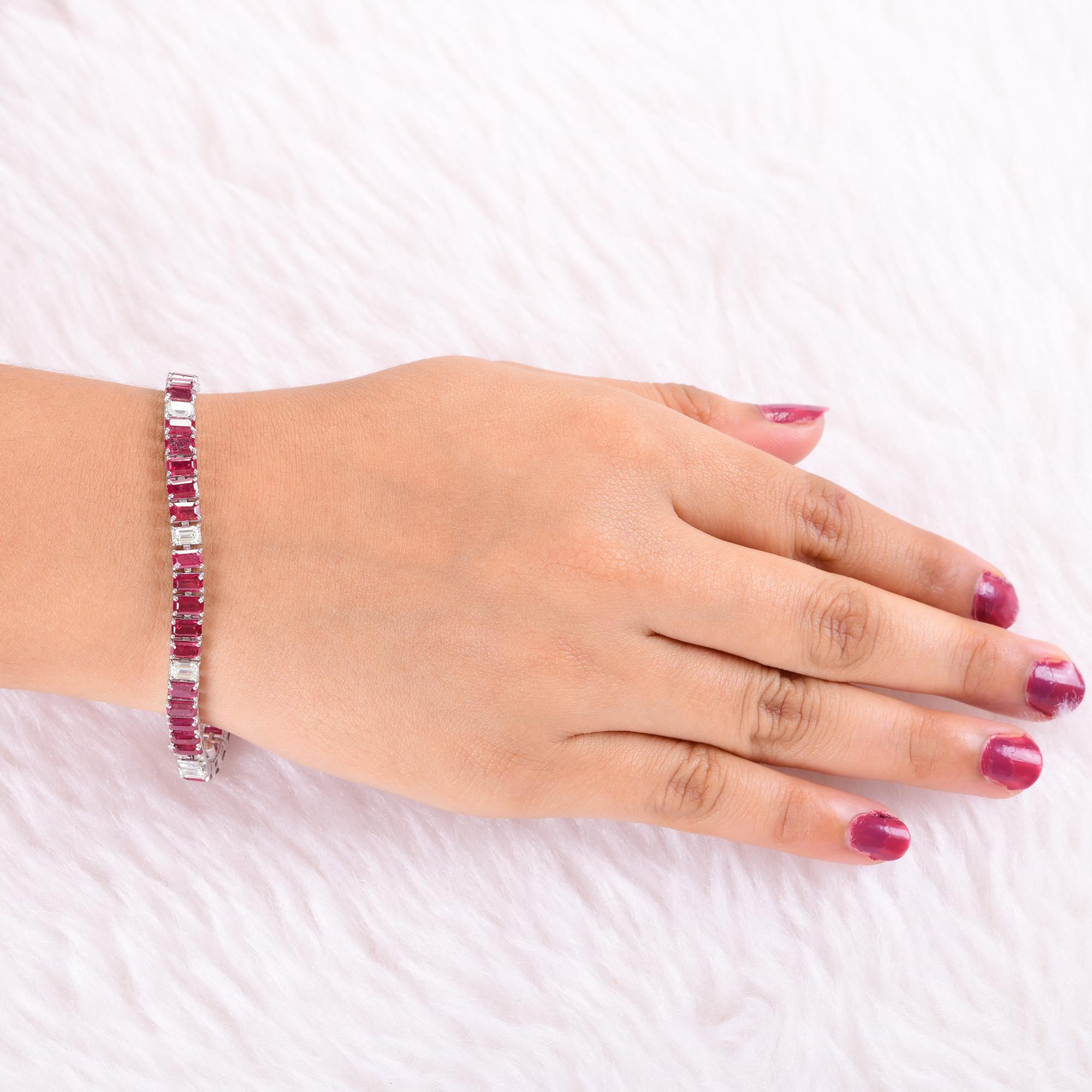 Taille émeraude Bracelet de pierres précieuses en or blanc 14 carats, diamants et rubis taille émeraude, fait main en vente