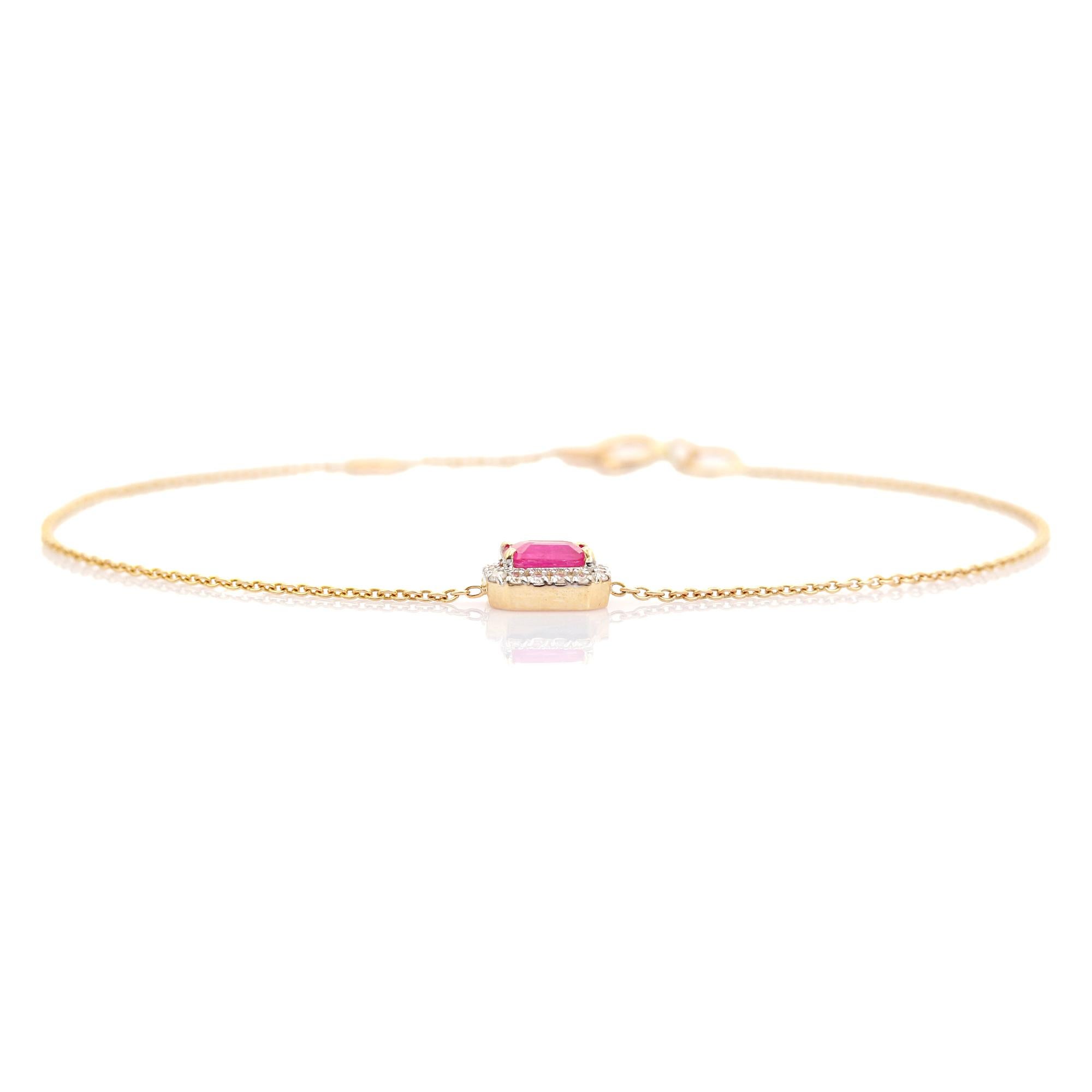 Questo elegante bracciale presenta un rubino taglio smeraldo da 0,51 carati, incorniciato da diamanti rotondi taglio brillante da 0,08 carati in un'aureola classica incastonata. Progettato con una sottile catena in oro giallo 14K, misura 7 pollici e