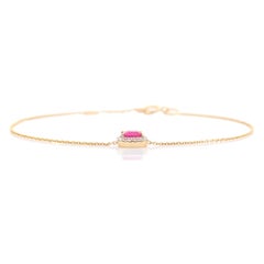 Bracelet en or jaune 14K avec chaîne en forme de halo en rubis et diamants de taille émeraude.