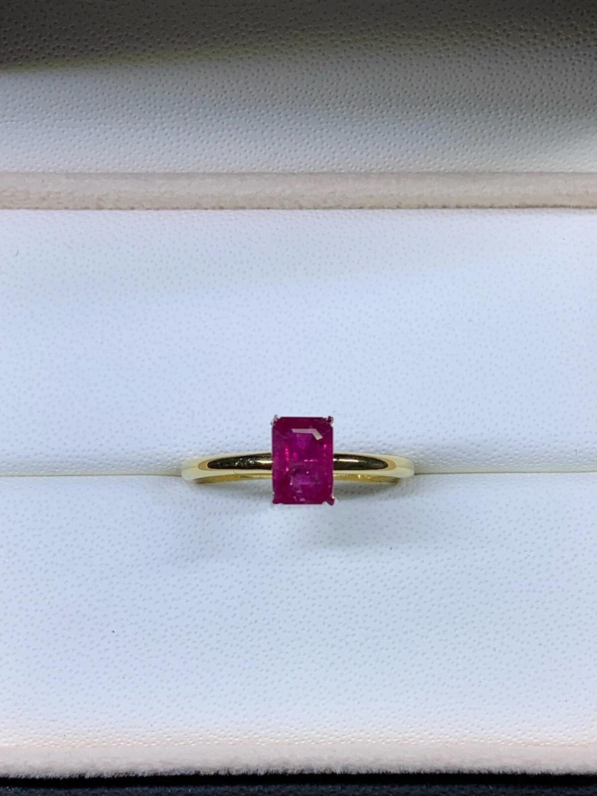 Emerald cut ruby engagement ring 18k yellow gold In New Condition For Sale In London, GB