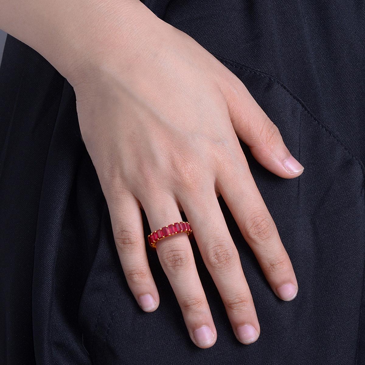 Emerald cut ruby eternity band in 18kt In New Condition For Sale In Khet Bang Rak, Krung Thep Maha Nakhon