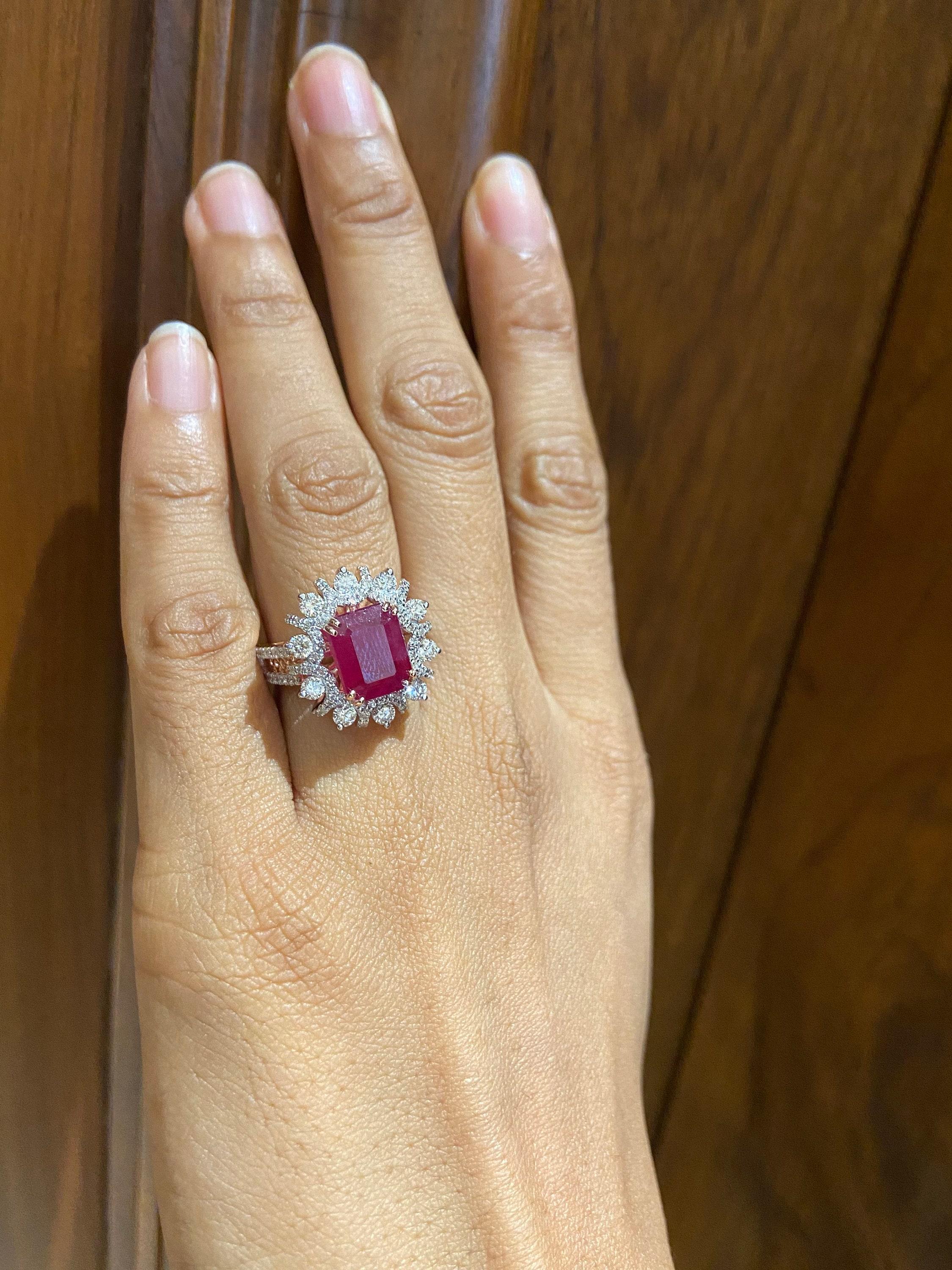 Art Déco Anello con diamante aureolato in oro massiccio 14k con gemma di rubino taglio smeraldo (certificato) in vendita