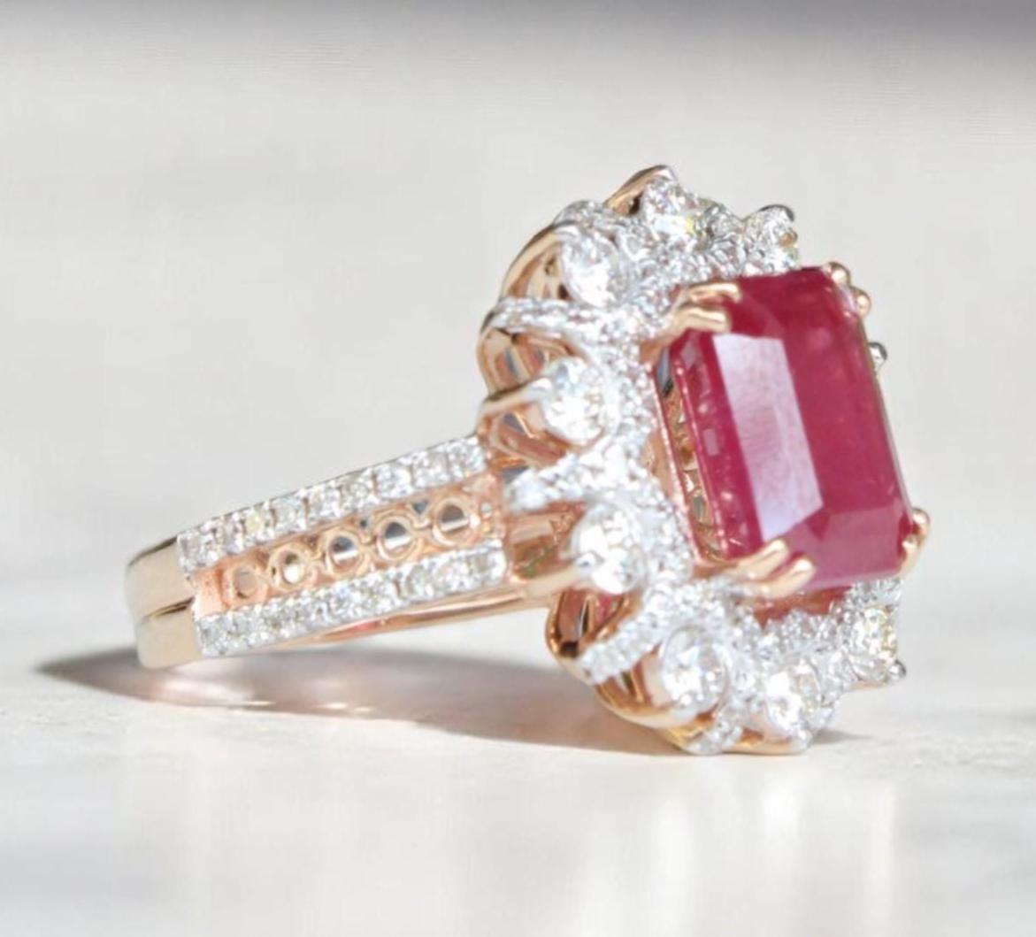 Taglio smeraldo Anello con diamante aureolato in oro massiccio 14k con gemma di rubino taglio smeraldo (certificato) in vendita