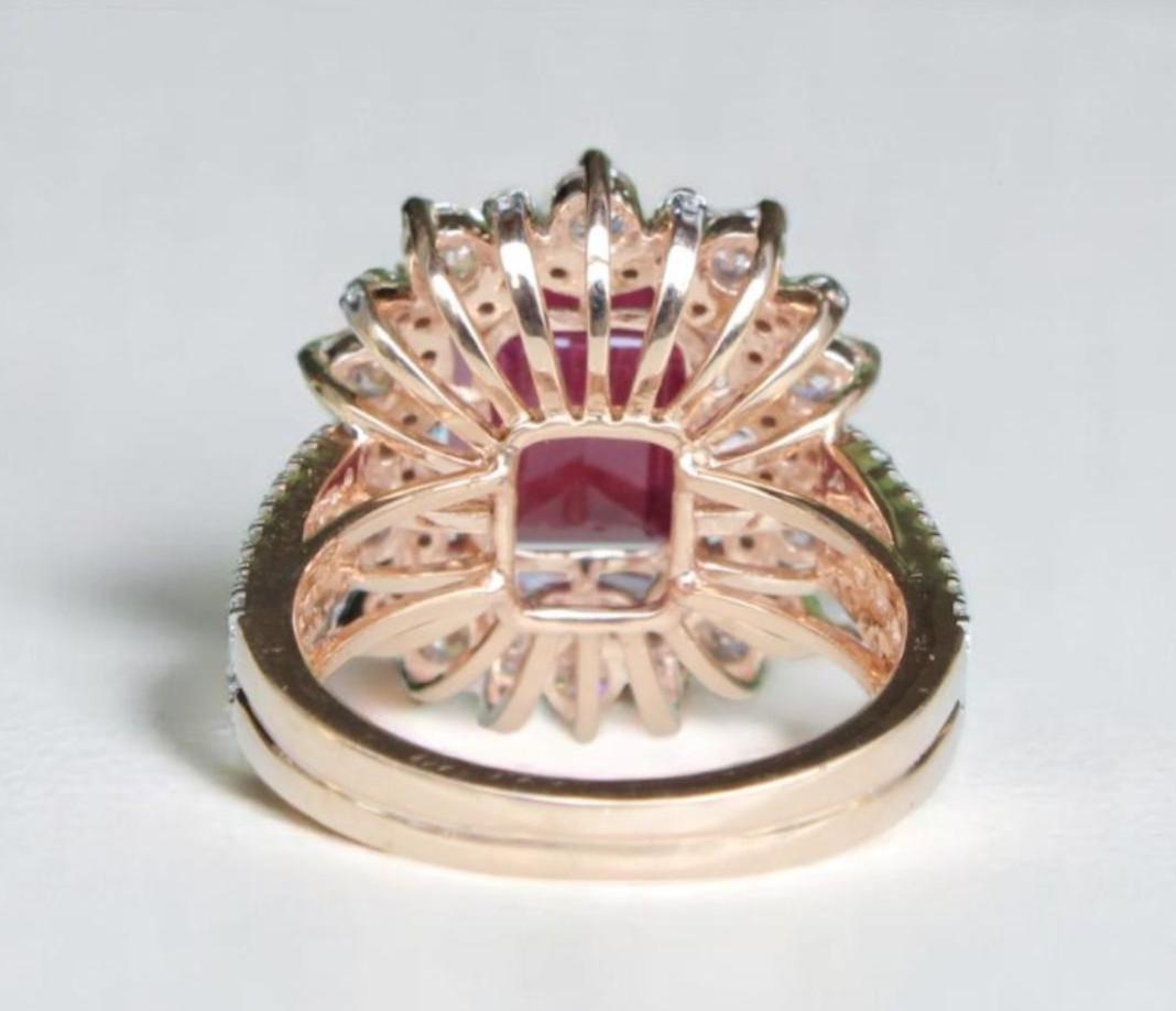 Anello con diamante aureolato in oro massiccio 14k con gemma di rubino taglio smeraldo (certificato) In condizioni Nuovo in vendita a New Delhi, DL