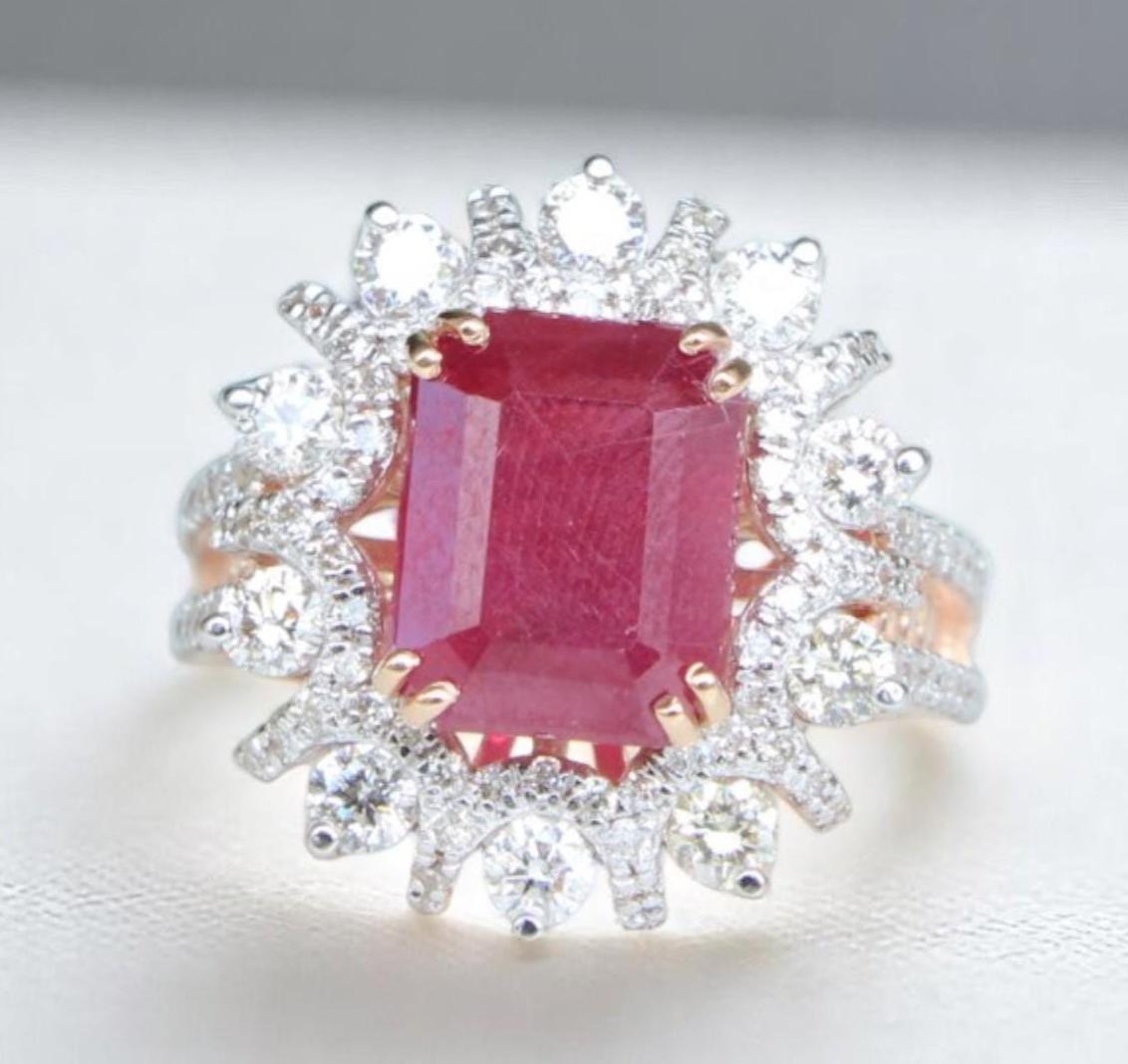 Anello con diamante aureolato in oro massiccio 14k con gemma di rubino taglio smeraldo (certificato) in vendita