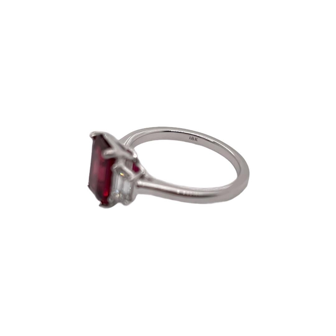 Contemporain Bague à trois pierres en rubis certifié taille émeraude et diamants trapézoïds en vente