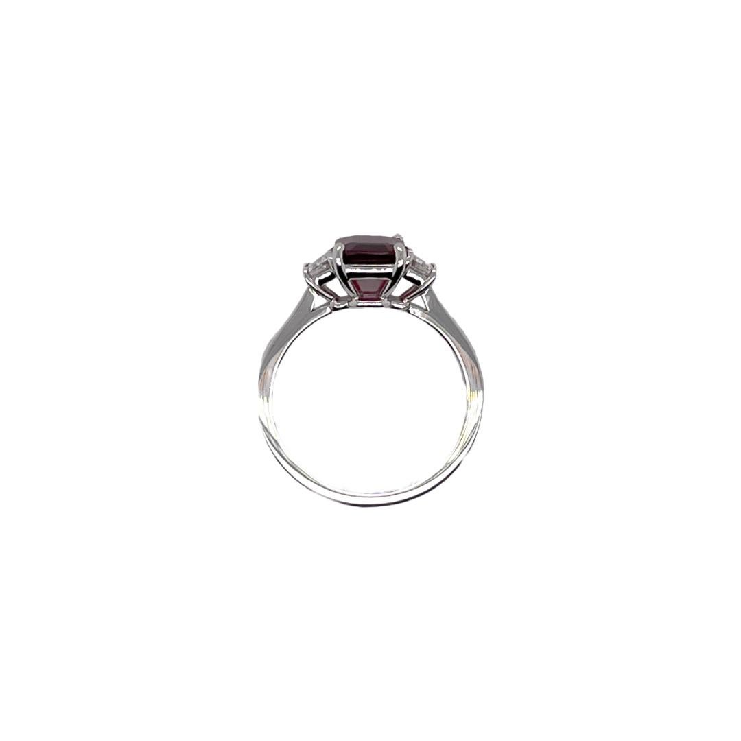 Taille émeraude Bague à trois pierres en rubis certifié taille émeraude et diamants trapézoïds en vente