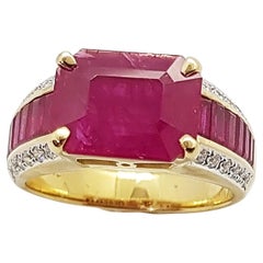Bague en or 18 carats sertie d'un rubis taille émeraude et de diamants