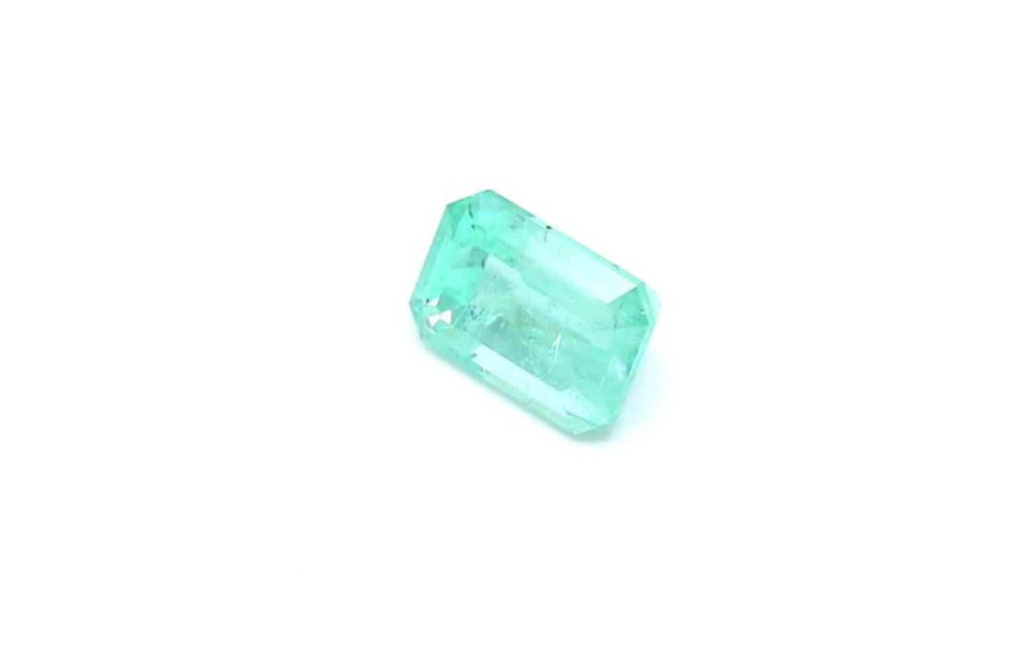 Modern Emerald Cut Russian Emerald Ring Loose Gemstone 2.13 Carat Weight For Sale