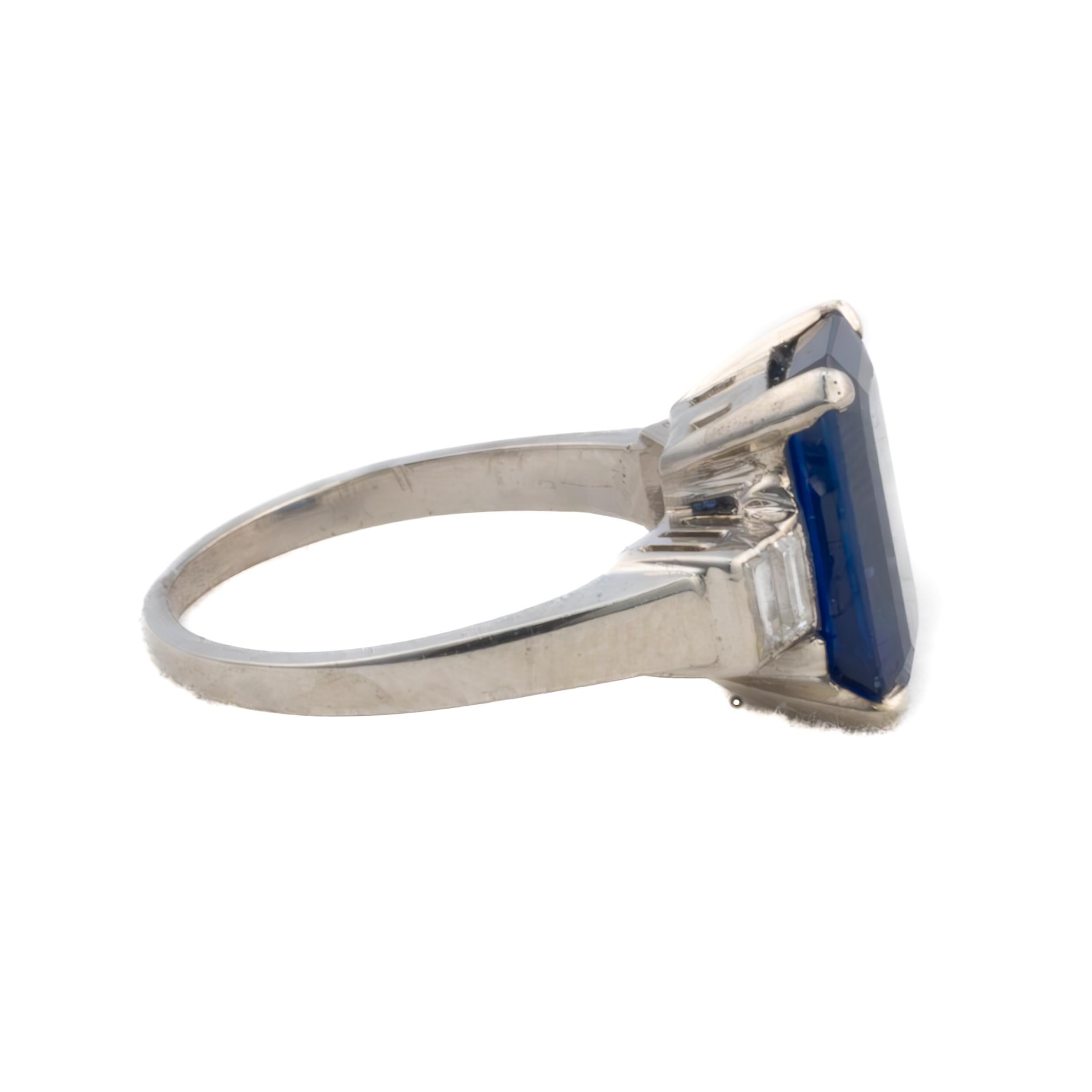 Saphir im Smaragdschliff und Diamant im Baguetteschliff

Beschreibung: Ein raffinierter Ring aus 14 Karat Weißgold mit einem auffälligen Smaragdschliffsaphir von tiefem, samtigem Blau. Der Mittelstein wird auf beiden Seiten von schlanken Diamanten