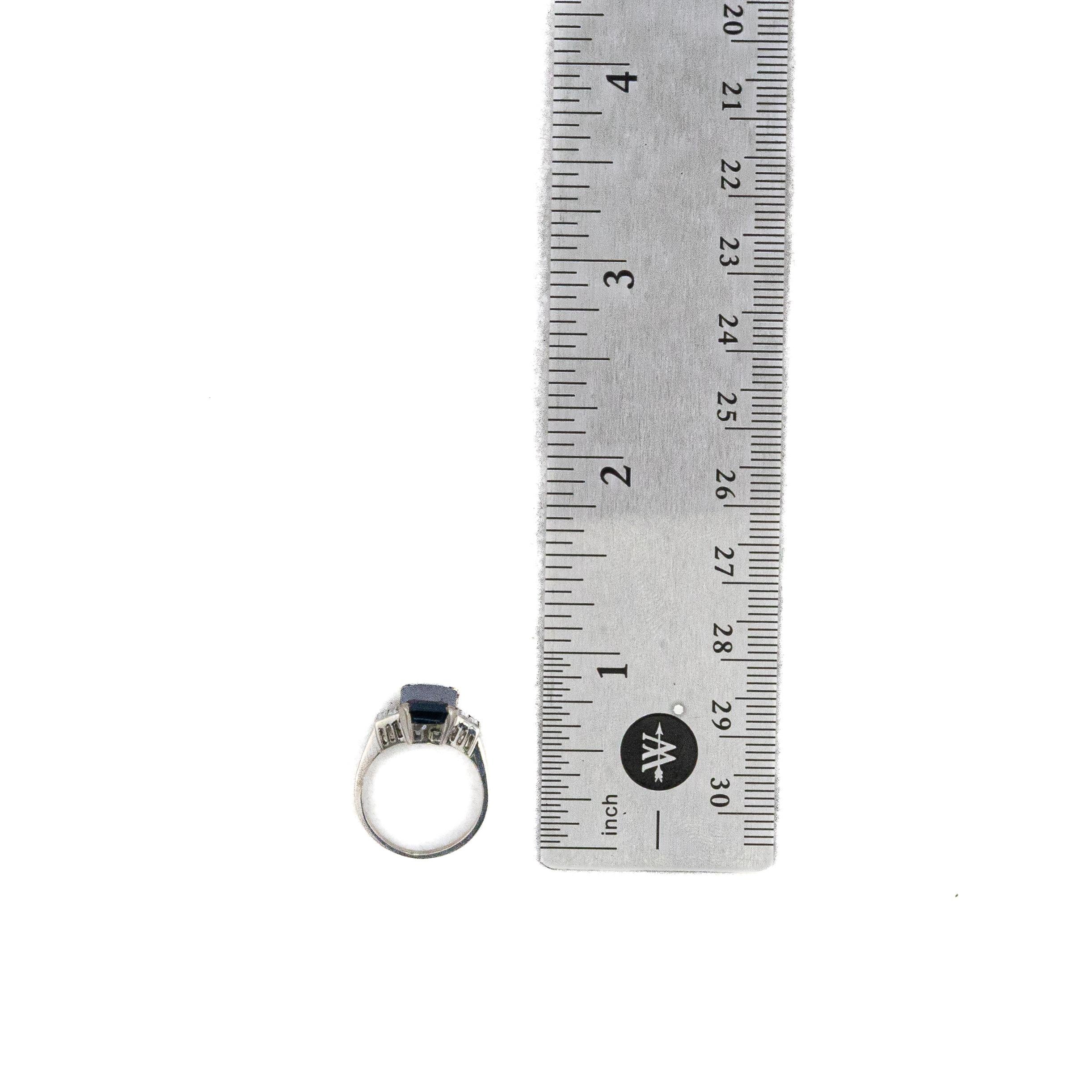 Saphir im Smaragdschliff und Diamant im Baguetteschliff Damen im Angebot