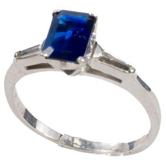 Verlobungsring mit Smaragdschliff, Saphir und Diamant