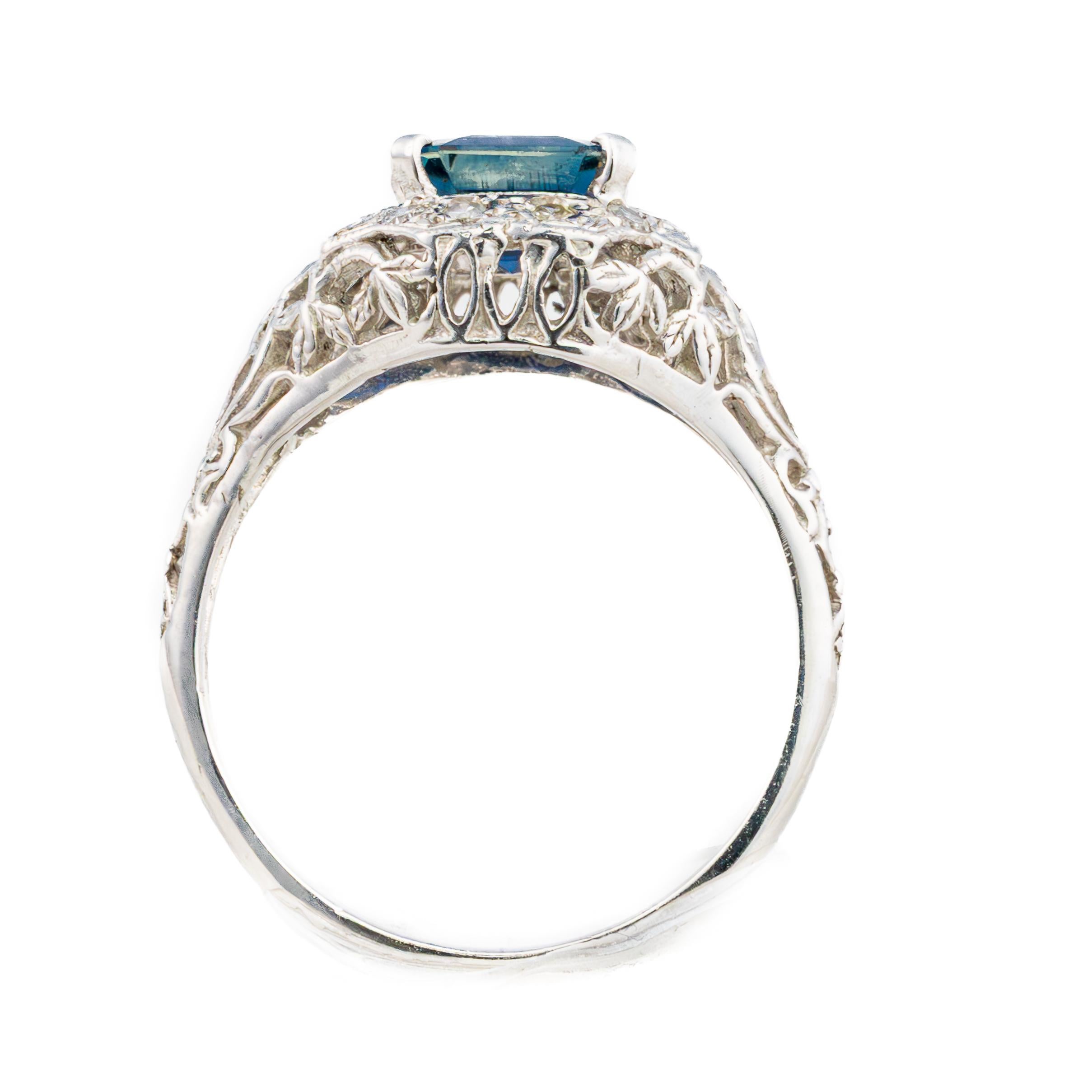 Filigraner Halo-Ring mit Saphir und Diamant im Smaragdschliff (Retro) im Angebot