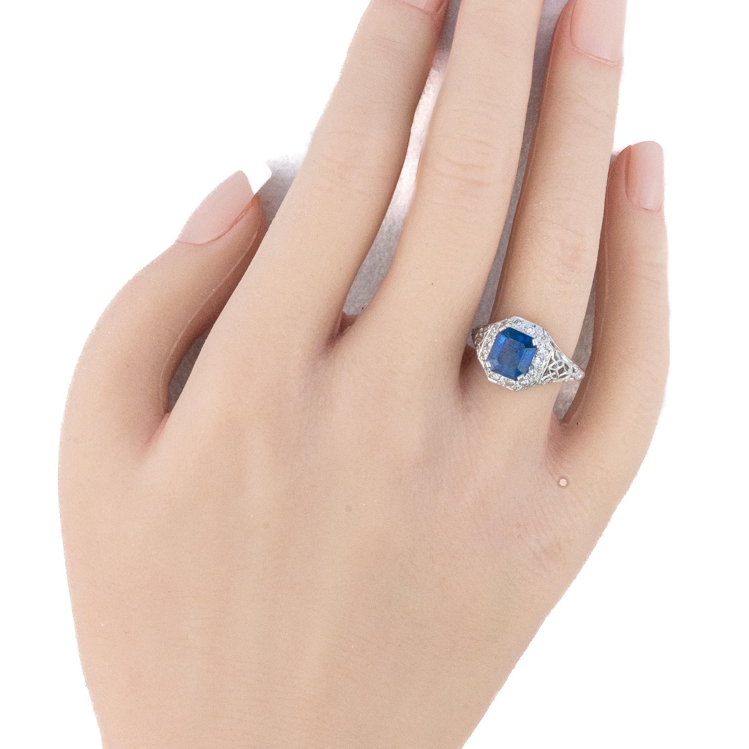 Filigraner Halo-Ring mit Saphir und Diamant im Smaragdschliff im Zustand „Hervorragend“ im Angebot in New York, NY