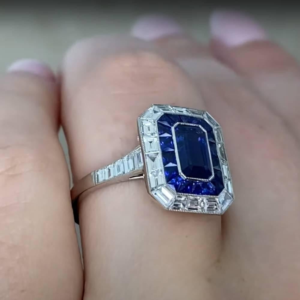 Art Déco Anello con zaffiro taglio smeraldo (circa 0,80 carati) e doppio diamante, platino in vendita