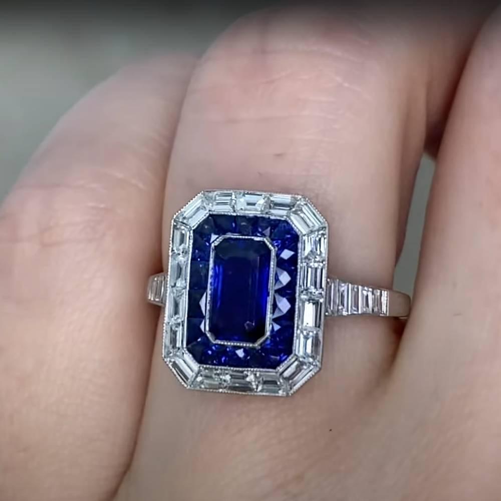 Anello con zaffiro taglio smeraldo (circa 0,80 carati) e doppio diamante, platino In condizioni ottime in vendita a New York, NY