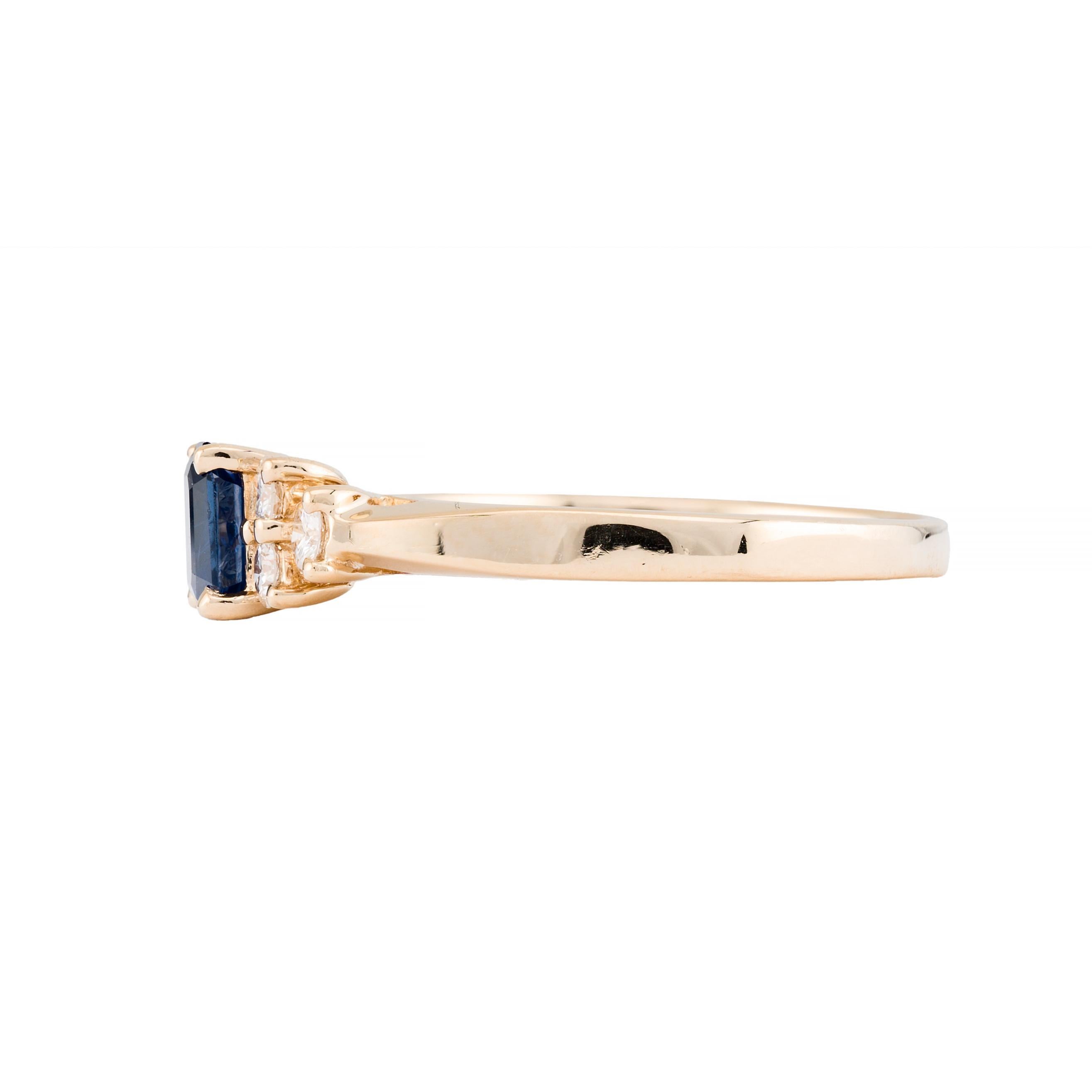 Aston Estate Jewelry présente

Une bague de fiançailles alternative et captivante. Réalisée en or jaune 14k, cette pièce est ornée d'un saphir émeraude de 1,0 carat, d'une riche teinte bleue.

Le saphir est élégamment complété par 0,24 carats de