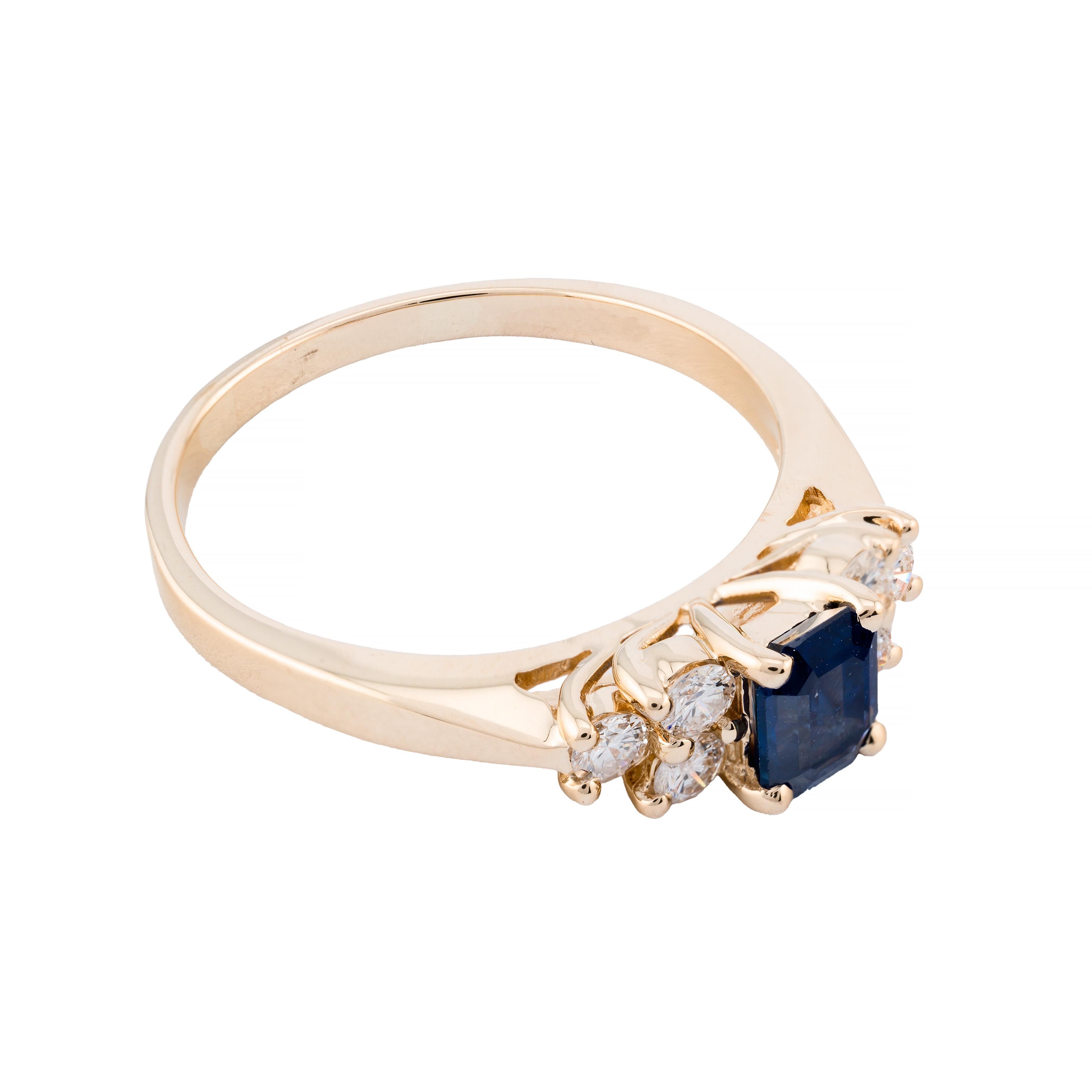Taille émeraude Bague de fiançailles alternative en or jaune 14K avec saphir et diamant taille émeraude en vente