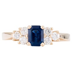 Alternativer Verlobungsring mit Saphir und Diamant im Smaragdschliff aus 14K Gelbgold