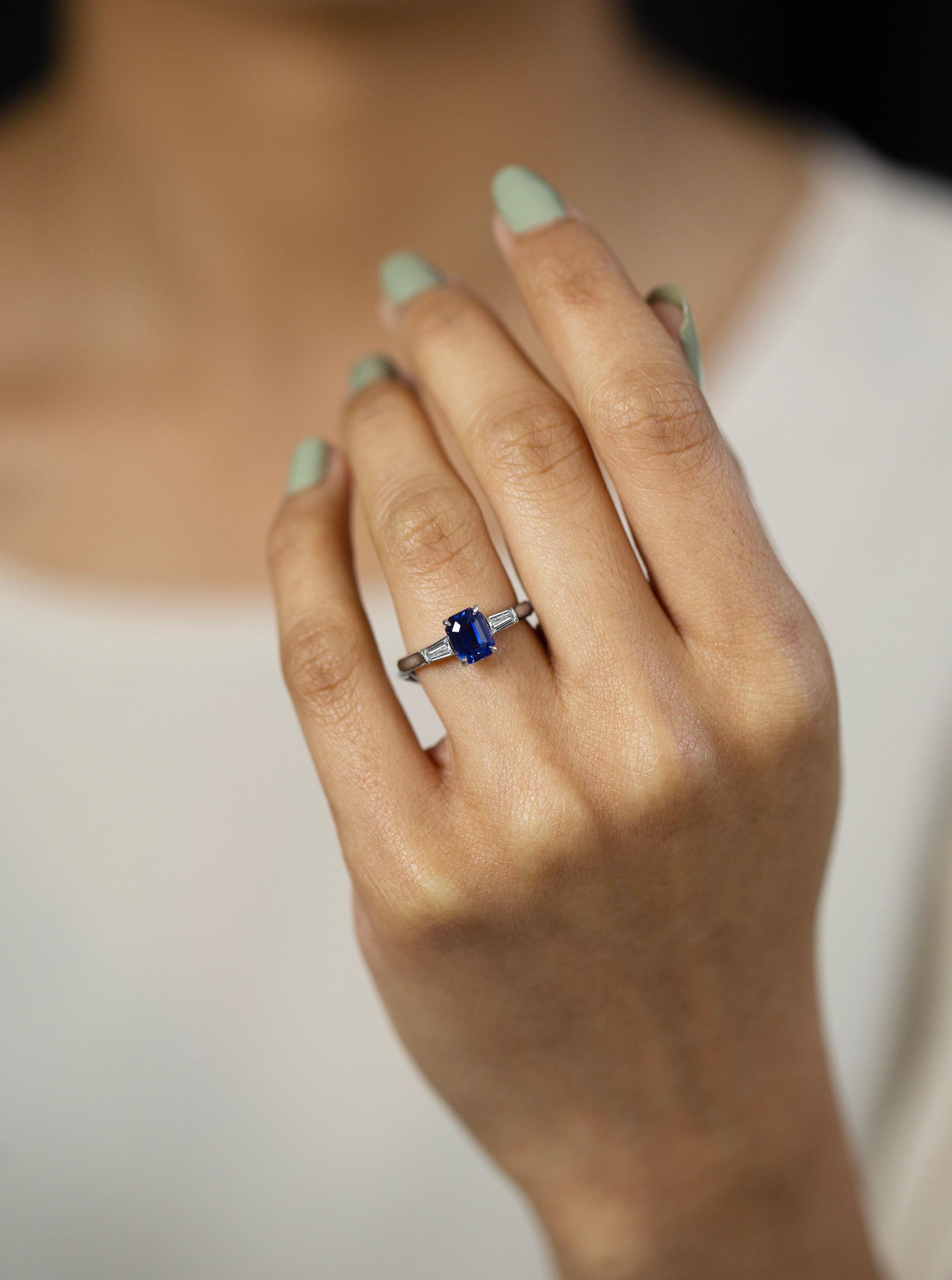 Roman Malakov Verlobungsring mit 1,78 blauem Saphir und Diamant mit drei Steinen Damen im Angebot