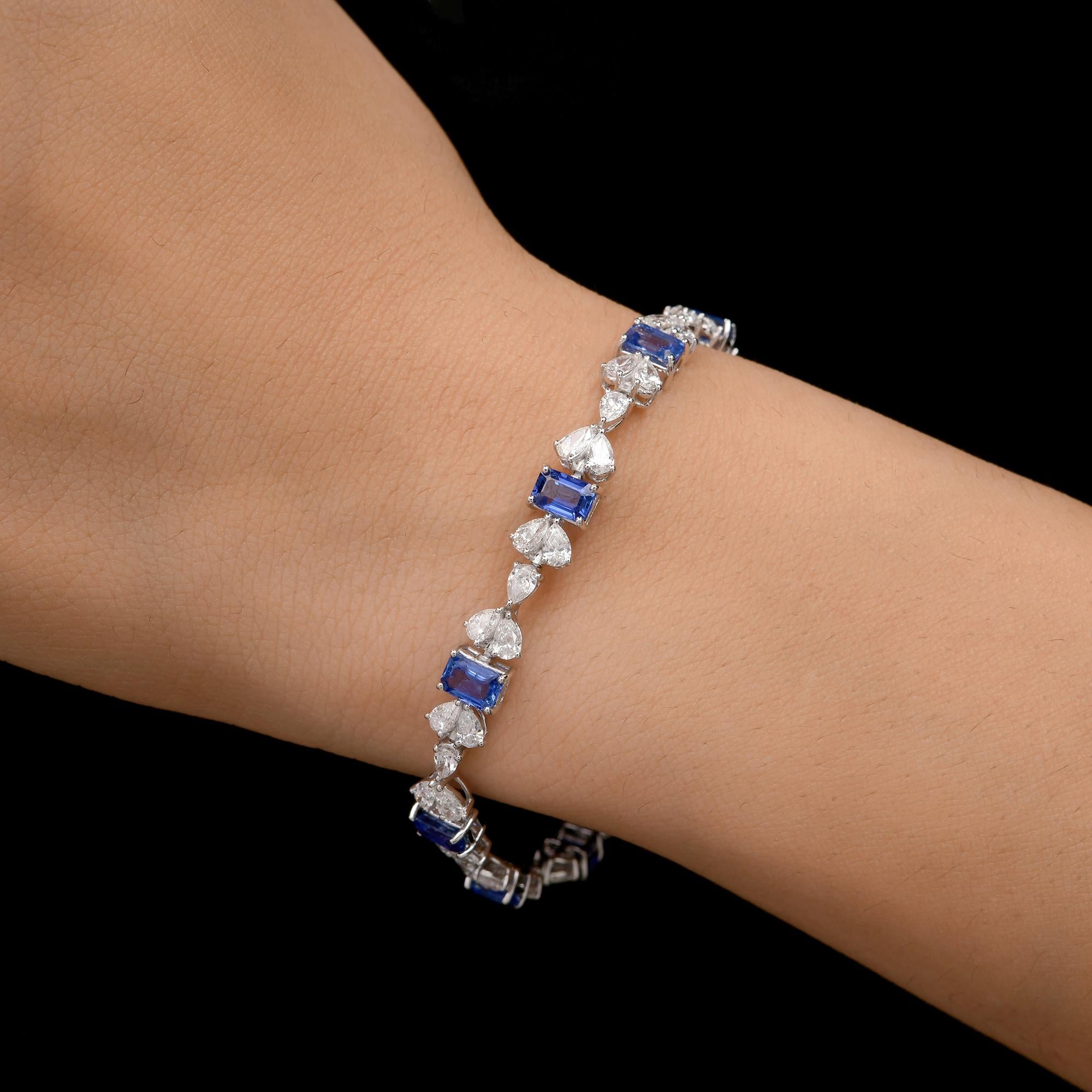 Fundida en oro de 18 quilates, esta exquisita pulsera está hecha a mano con 4 quilates de diamantes y 6,01 quilates de zafiros azules.

SIGUE LA TIENDA DE SPECTRUM JEWELS para ver la última colección y piezas exclusivas. Spectrum Jewels se