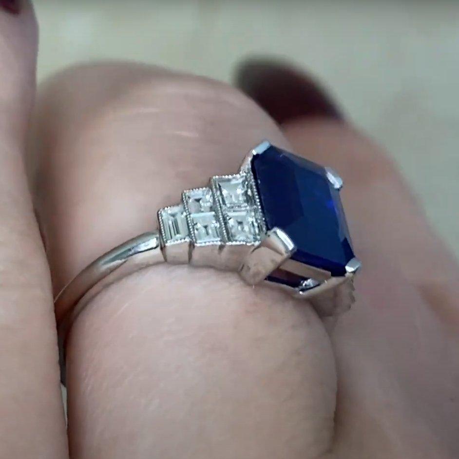 Bague Est-Ouest avec saphir taille émeraude (environ 2,5 carats), platine Excellent état - En vente à New York, NY