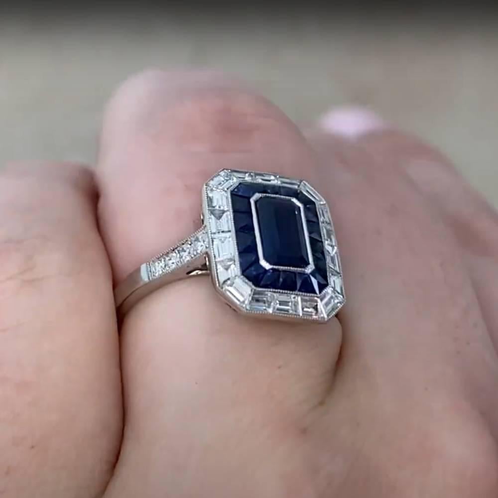 Art Déco Anello con zaffiro taglio smeraldo (circa 0,80 carati) con doppia aureola, platino in vendita