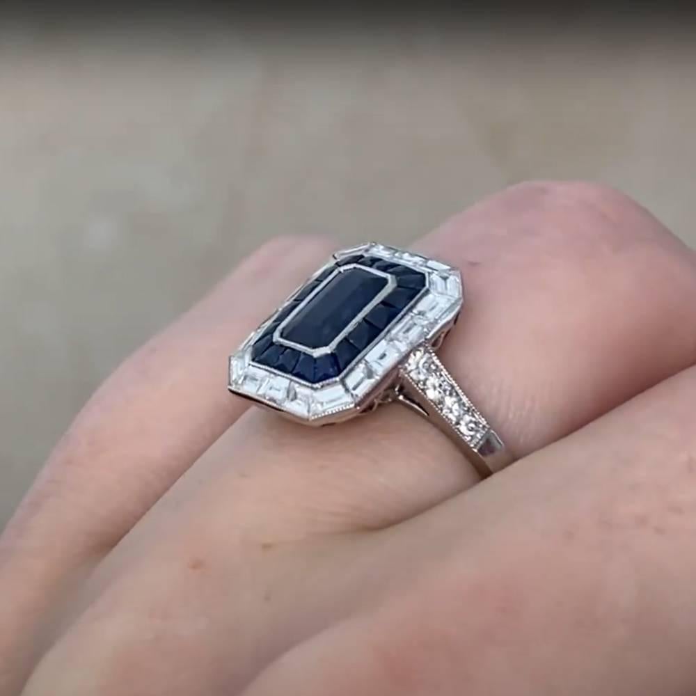 Taglio smeraldo Anello con zaffiro taglio smeraldo (circa 0,80 carati) con doppia aureola, platino in vendita