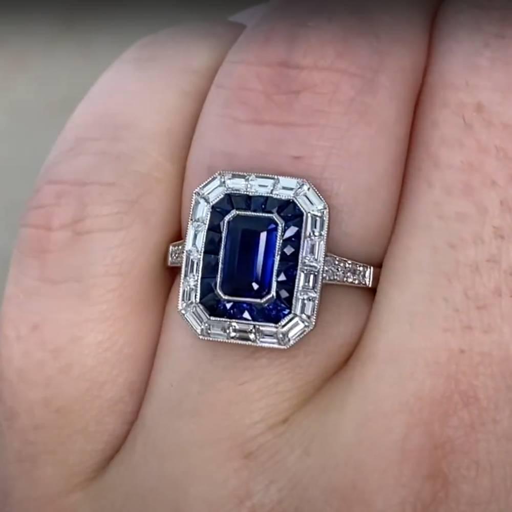 Anello con zaffiro taglio smeraldo (circa 0,80 carati) con doppia aureola, platino In condizioni ottime in vendita a New York, NY