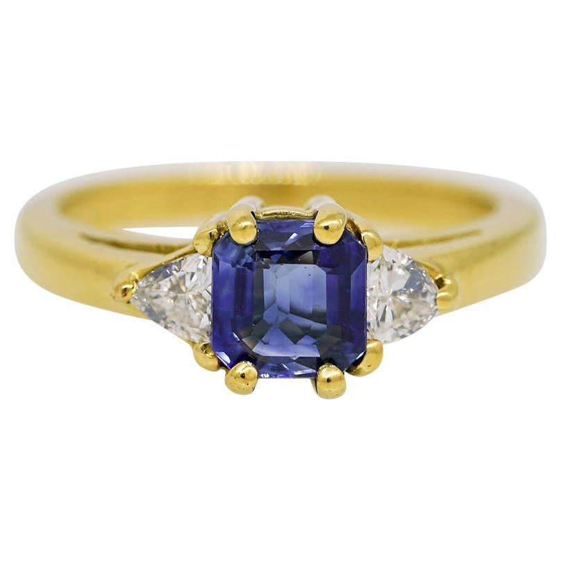 Zafiro talla Esmeralda y Diamante talla Trillón Piedra Lateral Anillo 18 Kilates En Stock