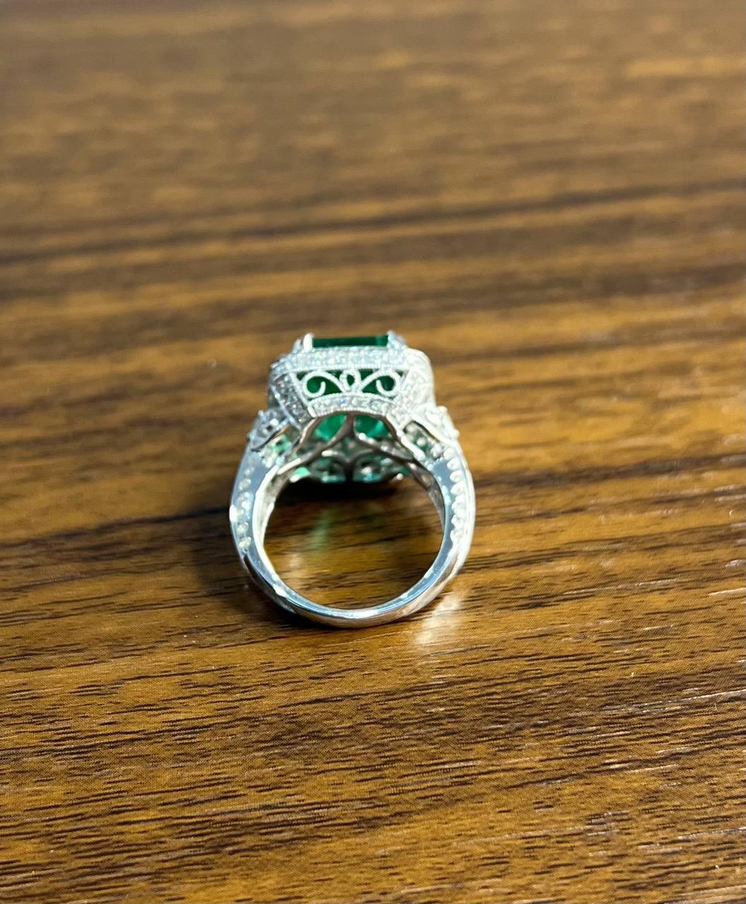Emerald Cut Shape Emerald Halo Diamond 18K White Gold Classic Statement Ring in vendita 5