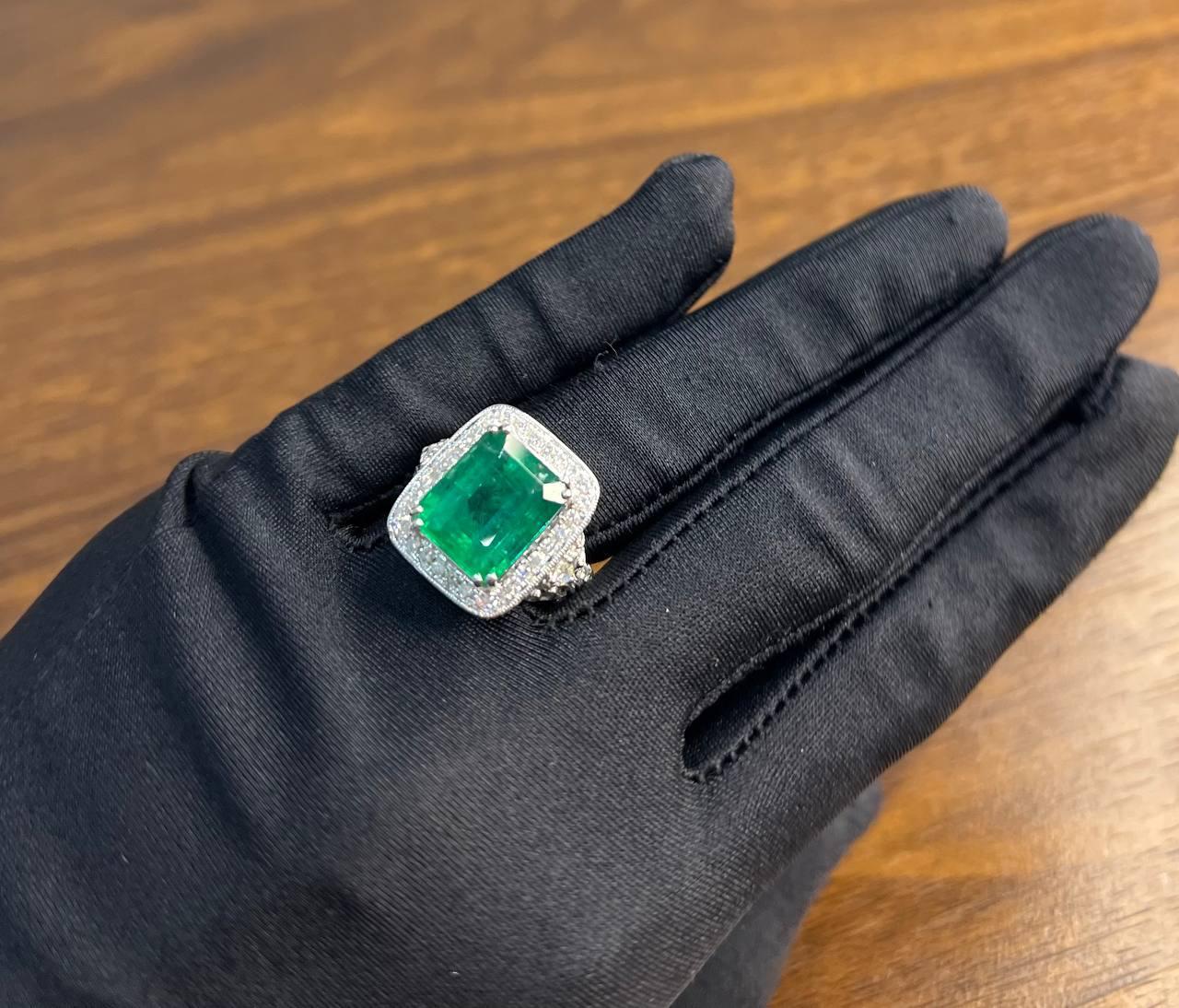 Emerald Cut Shape Emerald Halo Diamond 18K White Gold Classic Statement Ring in vendita 8
