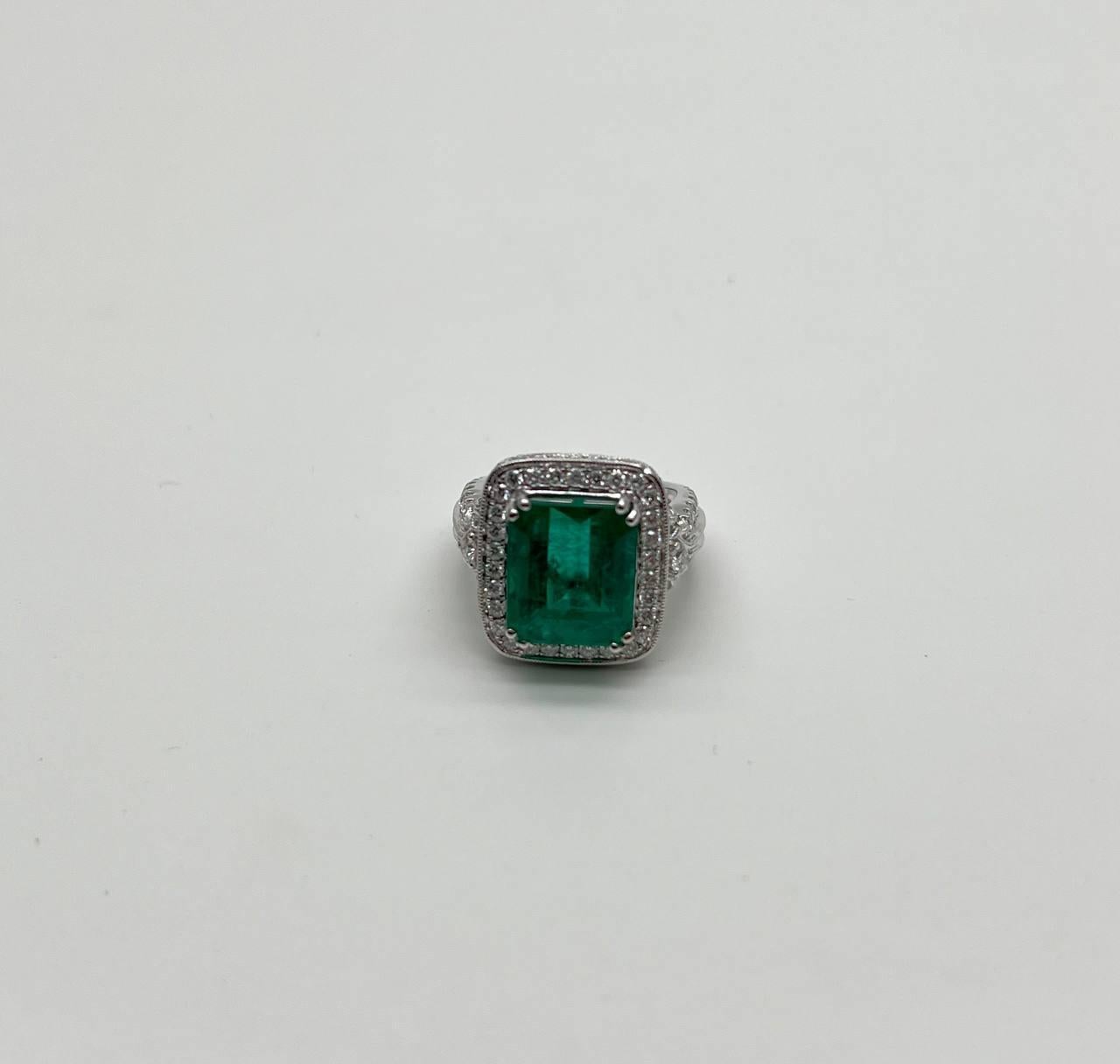 Taglio smeraldo Emerald Cut Shape Emerald Halo Diamond 18K White Gold Classic Statement Ring in vendita