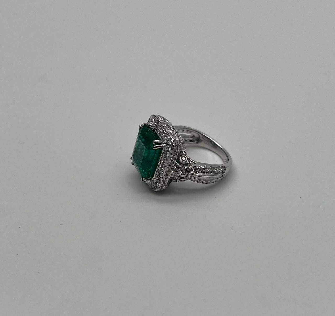 Emerald Cut Shape Emerald Halo Diamond 18K White Gold Classic Statement Ring In condizioni Nuovo in vendita a Oakton, VA