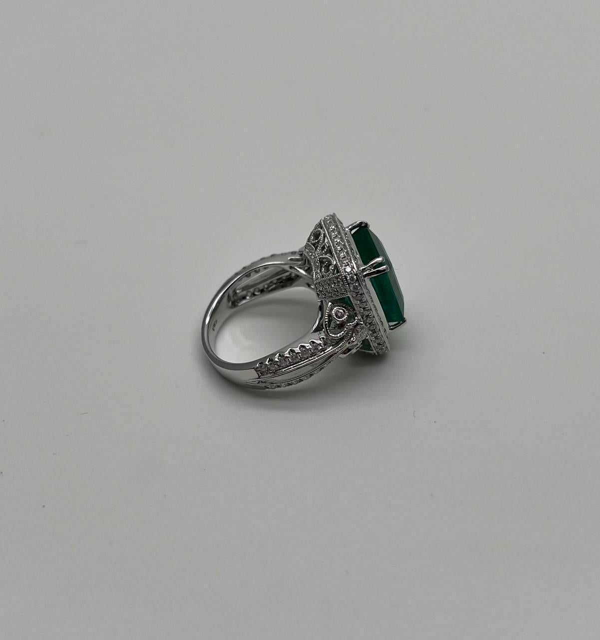 Donna Emerald Cut Shape Emerald Halo Diamond 18K White Gold Classic Statement Ring in vendita