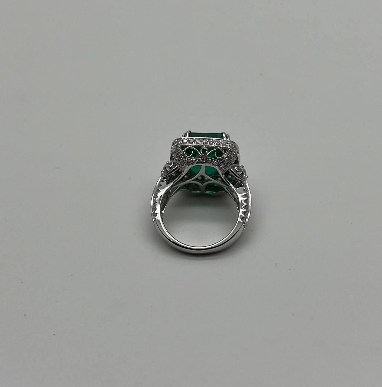 Emerald Cut Shape Emerald Halo Diamond 18K White Gold Classic Statement Ring in vendita 1