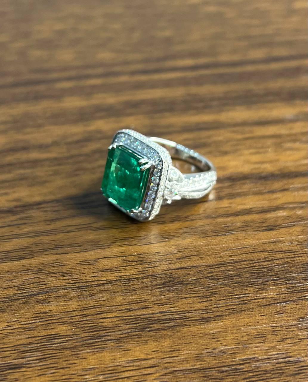 Emerald Cut Shape Emerald Halo Diamond 18K White Gold Classic Statement Ring in vendita 2