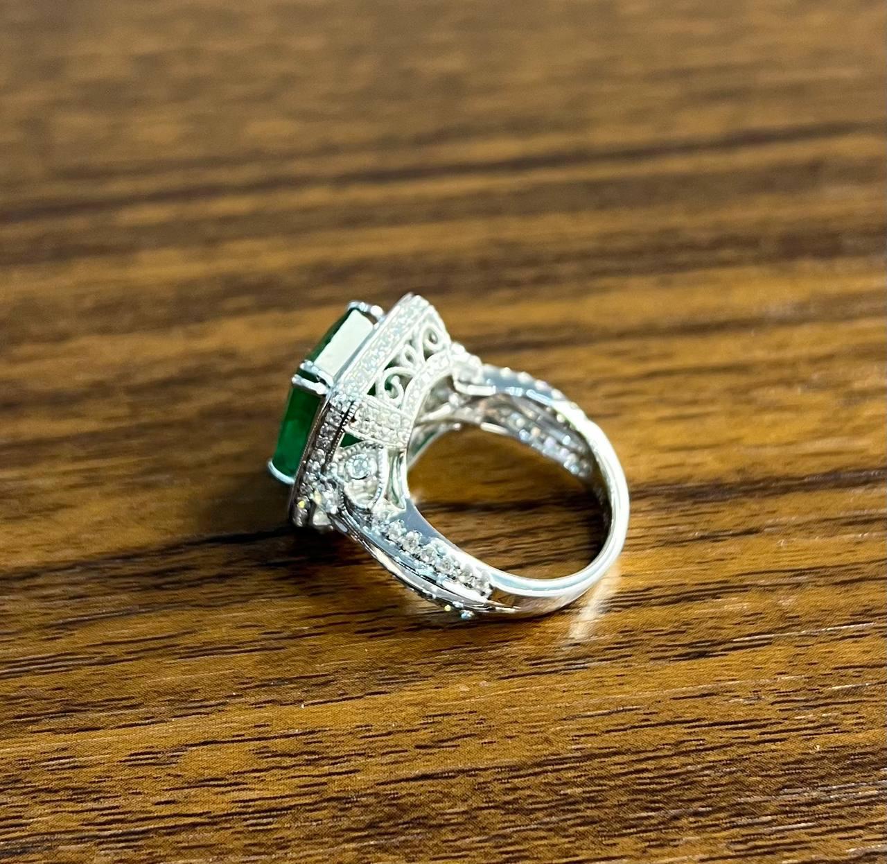 Emerald Cut Shape Emerald Halo Diamond 18K White Gold Classic Statement Ring in vendita 3