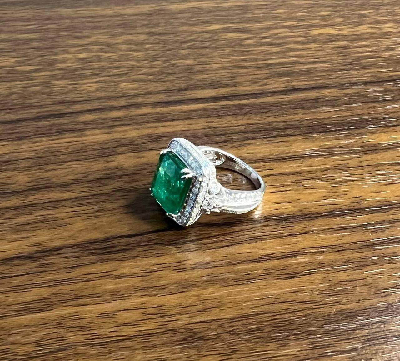 Emerald Cut Shape Emerald Halo Diamond 18K White Gold Classic Statement Ring in vendita 4